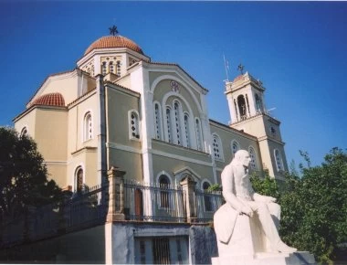 Βεβήλωσαν τη μητρόπολη της Χίου- Έγραψαν συνθήματα για τη Συμφωνία των Πρεσπών (φωτο)